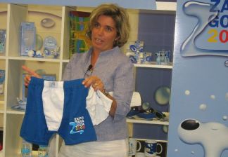 Marta Gargallo, responsable de licencias de la Expo, muestra unos calzoncillos con el logo de la muestra.