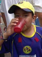 Un niño bebe sangre de un toro en México