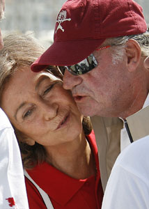 La Reina Sofía despide con un beso a su marido, el Rey.