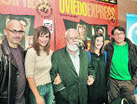 Gonzalo Suárez, en el centro, y los actores de «Oviedo Express». (EFE)