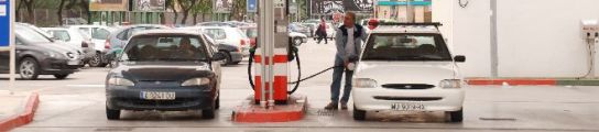 Un hombre rellena su depósito en una gasolinera. (Fernando Muñoz)