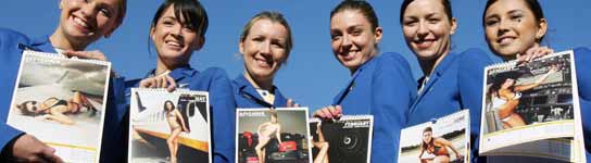 La tripulación femenina de la compañá aérea Ryanair sostiene un calendario solidario de 2008. (EFE)