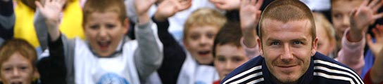 Beckham, con un grupo de niños (Reuters).