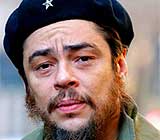 Benicio del Toro, caracterizado como el Che Guevara.