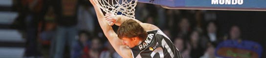 El jugador del Iurbentia Bilbao Basket, el ala pivot servocroata Martin Rancik (d), realiza un mate. (LUIS TEJIDO / EFE)
