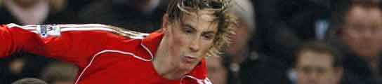 Nedum Onuoha, del Manchester City, protege el balón ante el delantero del Liverpool Fernando Torres.