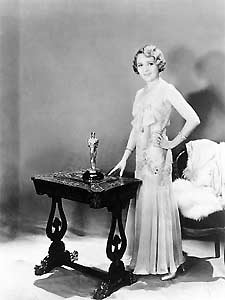 Mary Pickford, con su Oscar ganado en 1929. (ARCHIVO)