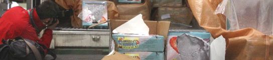 Unas 9,4 toneladas de cocaína en un contenedor frigorífico cargado con 24 toneladas de pulpo congelado, en el Puerto de Lisboeta. En la incautación colaboraron las policías lusa y española. ANTONIO COTRIM / EFE