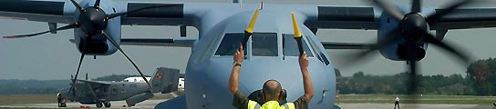 Fotografía de archivo que muestra el modelo del avión de transporte militar C-295. (Jacek Bednarczyk / EFE).