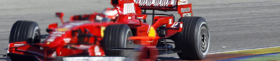 El piloto finlandés de Ferrari Kimi Raikonen, persigue al Toro Rosso de Burdois.