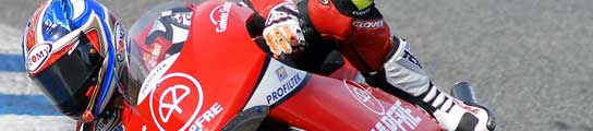El piloto español de 250 cc Álvaro Bautista pilota su moto durante los entrenamientos privados que Aprilia realiza en el circuito de Jerez. (JARO MUÑOZ / EFE)