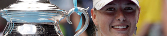 La tenista rusa Maria Sharapova posa con su trofeo tras proclamarse ganadora de la final del Abierto de Australia.