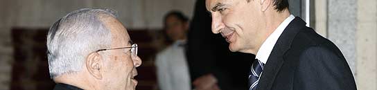 Zapatero es recibido por el nuncio del Vaticano esta tarde en la sede de la Nunciatura en Madrid (EFE/Alberto Martín).