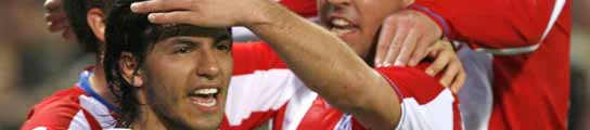 Los jugadores del Atlético felicitan al 'Kun' Agüero tras marcar su primer gol (EFE).