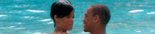 Rihanna y Chris Brown pillados en una piscina en Jamaica. (USMAGAZINE )