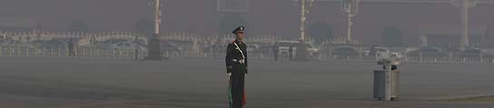 La contaminación envuelve la plaza Tiananmen  de Pekín. (David Gray    / Reuters).