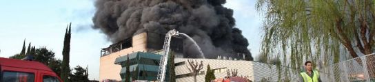 Incendio en una fábrica de plásticos de Polinyà (Barcelona).