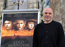 Anthony Minghella junto al cartel de su película 'Cold Mountain'.