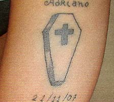 Detenido por un tatuaje en forma de un ataúd con el nombre y fecha de la muerte del amante de su esposa. (<a xhref=