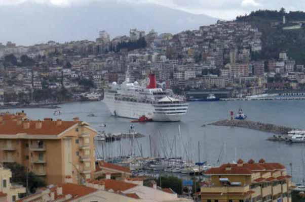 El crucero Sky Wonder encalla en una isla de Turquía con 1.300 pasajeros a bordo