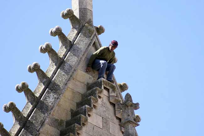 Un hombre intenta huir por el tejado de la Catedral de León, momentos antes de ser detenido por la Policía