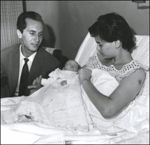 Luis Miguel Dominguín y Lucía Bosé, con su hijo Miguel.