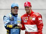 Deportividad ante todo. El piloto espa&ntilde;ol de F&oacute;rmula Uno, Fernando Alonso, del equipo Renault, saluda al piloto alem&aacute;n de Ferrari, Michael Schumacher, antes del Gran Premio de Brasil de 2006.