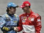 Los pilotos Fernando Alonso y Schumacher se saludan para los fot&oacute;grafos momentos antes de la carrera del GP Brasil de Formula Uno. (EFE/ MAURILIO CHELI)
