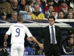 El jugador brasile&ntilde;o del Real Madrid Ronaldo saluda al entrenador italiano Fabio Capello al ser sustituido. (Efe)