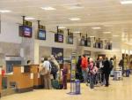 Pasajeros facturando sus maletas en la terminal del aeropuerto de Girona este 31 de diciembre. (ACN)
