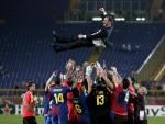 Los jugadores del FC Barcelona levantan a su entrenador Josep Guardiola, despu&eacute;s de imponerse al Manchester United (2-0) en la final de la Liga de Campeones para materializar el triplete (Liga, Copa y Liga de Campeones).