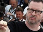 Lars Von Trier, en Cannes, luciendo un tatuaje en sus dedos en el que se puede leer la palabra Fuck (joder).
