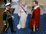 El pr&iacute;ncipe Carlos y la duquesa Camilla, a su llegada al Parlamento ingl&eacute;s.
