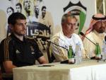 El capit&aacute;n del Real Madrid, Iker Casillas, y el entrenador Jose Mourinho (2i).