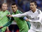 El delantero portugu&eacute;s del Real Madrid Cristiano Ronaldo (d) con el bal&oacute;n ante el defensa argentino del Celta de Vigo Gustavo Cabral (i).