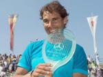 El tenista espa&ntilde;ol Rafa Nadal, con el trofeo que le acredita como ganador del torneo de Stuttgart.