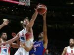 Pau Gasol intenta taponar a Tony Parker en el Espa&ntilde;a - Francia del Eurobasket.