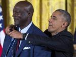 El presidente de los Estados Unidos Barack Obama (d) condecora al exbaloncestista estadounidense Michael Jordan (i) durante la ceremonia de entrega de los premios de la Presidencia Medalla de la Libertad.