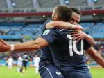 Mathieu Valbuena abraza a Karim Benzema tras notar el delantero uno de sus goles ante Honduras.