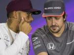 Fernando Alonso, con Lewis Hamilton en la rueda de prensa por el Gran Premio de F&oacute;rmula Uno de Canad&aacute;.