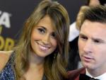 El jugador argentino del FC Barcelona, acompa&ntilde;ado por su mujer Antonella durante una gala del Bal&oacute;n de Oro.