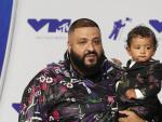 DJ Khaled posa junto a su hijo en la alfombra roja de los MTV Video Music Awards 2017.