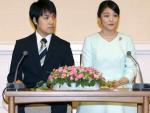 La nieta mayor del emperador Akihito, Mako, junto a su prometido, Kei Komuro, excompa&ntilde;ero en la universidad.