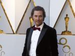 El actor Matthew McConaughey posa con pajarita roja durante la alfombra roja de la 90 edici&oacute;n de los &Oacute;scar.