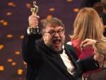 Guillermo del Toro levanta su &Oacute;scar a mejor director por la pel&iacute;cula La forma del agua.