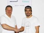 Zak Brown, jefe de McLaren, junto a Fernando Alonso durante la firma del acuerdo con Kimoa.
