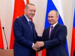 El presidente de Rusia, Vladimir Putin, estrecha la mano de su hom&oacute;logo turco, Recep Tayyip Erdogan, tras una reuni&oacute;n en Sochi, Rusia.