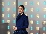 <p>La actriz británica-estadounidense Lily Collins ha acudido a los Bafta con un original vestido azul oscuro.</p>