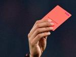 Un &aacute;rbitro saca una tarjeta roja.