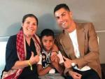 Cristiano Ronaldo, junto a su madre y su hijo.